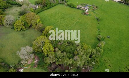 Une vue aérienne sur la campagne ouverte avec des haies et des champs vallonnés Banque D'Images
