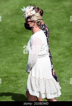 Zara Tindall dans le défilé anneau pendant le premier jour de Royal Ascot à l'hippodrome d'Ascot. Date de la photo: Mardi 15 juin 2021. Banque D'Images