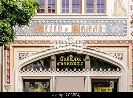 Porto, Portugal - 6 mai 2021 : l'extérieur de la célèbre librairie Lello qui a inspiré l'auteur des livres Harry Potter Banque D'Images