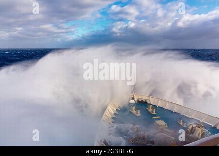 les vagues entourent complètement l'arc du bateau de croisière en antarctique qui traverse le passage drake Banque D'Images