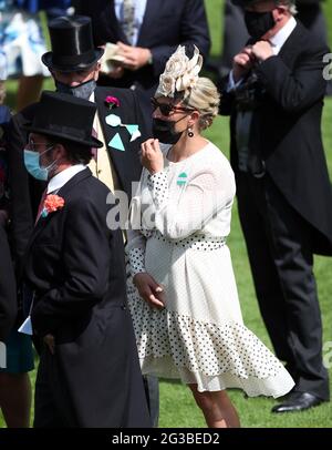 Zara Tindall dans le défilé anneau pendant le premier jour de Royal Ascot à l'hippodrome d'Ascot. Date de la photo: Mardi 15 juin 2021. Banque D'Images