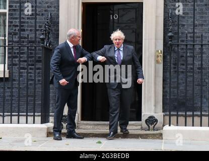LONDRES, ANGLETERRE, LE 14 2021 JUIN, le Premier ministre britannique Boris Johnson salue le Premier ministre australien Scott Morrison devant la porte du 10 Downing Street, Londres, le lundi 14 juin 2021. (Crédit : Lucy North | MI News) Banque D'Images
