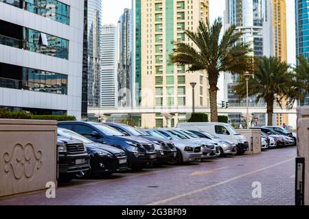 DUBAÏ, Émirats Arabes Unis - 2020 MARS : voitures sur le parking dans une rue de Dubaï Banque D'Images