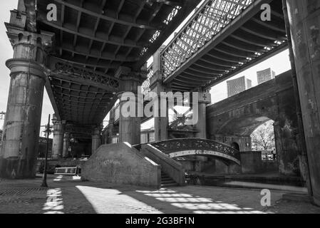 Vieux ponts ferroviaires à Castlefield, un parc du patrimoine urbain au milieu de la ville de Manchester, dans le nord de l'Angleterre. Banque D'Images