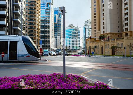 DUBAÏ, Émirats Arabes Unis - 2020 MARS : nouveau tramway moderne à Dubaï, Émirats Arabes Unis Banque D'Images