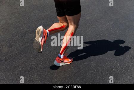 Chelyabinsk, Russie - 30 mai 2021 : athlète de coureur masculin en course à pied dans les chaussures Nike dans City Race Banque D'Images