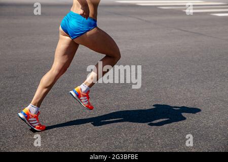 Chelyabinsk, Russie - 30 mai 2021: Athlète féminine de course à pied dans les chaussures Adidas à City Race Banque D'Images