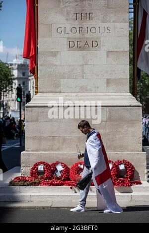 Un fan de football patriotique d'Angleterre, drapé dans le drapeau de la Croix de Saint George, se tenait au mémorial de guerre de Cenotaph à Whitehall Londres, en Angleterre, Banque D'Images