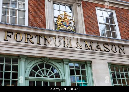 Londres, Royaume-Uni - 13 mai 2021 : gros plan du logo Fortnum et Mason à l'arrière de leur magasin sur Piccadilly à Londres, Royaume-Uni. Banque D'Images