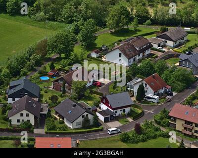 Belle vue aérienne de la zone résidentielle avec maisons unifamiliales dans le village rural Honau, Lichtenstein, Swabian Alb, à la fin du printemps. Banque D'Images