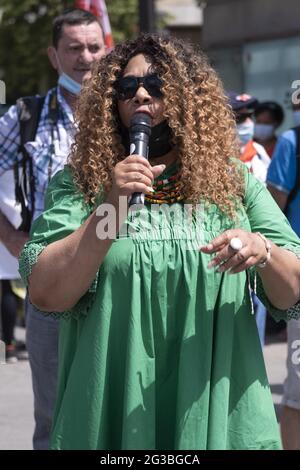 Paris, France. 15 juin 2021. Secrétaire général de l'USAP-CGT, Rose-May Rousseau lors de la démonstration de la fonction publique sur le pouvoir d'achat. Les fonctionnaires se réunissent ce mardi à Paris pour exiger une augmentation générale de leurs salaires de 300 euros. A l'appel de quatre syndicats (CGT, FSU, solidaires et FA-FP), une mobilisation a eu lieu devant le Ministère de l'Economie et des Finances, à Bercy, Paris, France, le 15 juin, 2021. Photo par Pierrick Villette/avenir Pictures/ABACAPRESS.COM crédit: Abaca Press/Alay Live News Banque D'Images