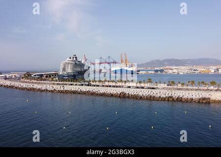 Malaga, Espagne. 15 juin 2021. Vue du bateau de croisière Mein Schiff 2 au port de croisière de Malaga.Mein Schiff 2 est la première croisière internationale qui s'est amarrée sur la péninsule ibérique depuis le début de la pandémie de Covid19. Le 30 mai, l'Espagne a levé l'interdiction d'accoster des navires de croisière internationaux dans les ports espagnols. Crédit : SOPA Images Limited/Alamy Live News Banque D'Images