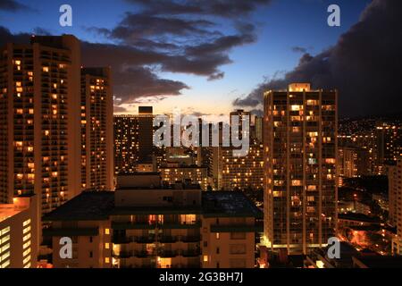 lumières de la ville et coucher de soleil à honolulu hawaii depuis l'hôtel de plage de waikiki resort alohilani Banque D'Images