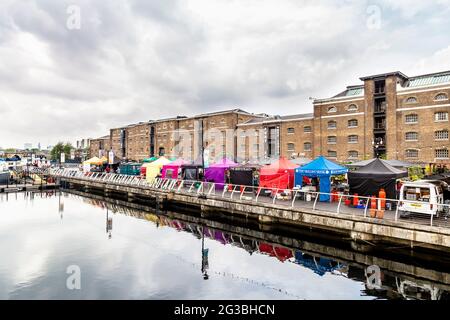 Street food stands le long de North Dock à L'OUEST DE TROTTOIR West India Quay, Londres, Royaume-Uni Banque D'Images