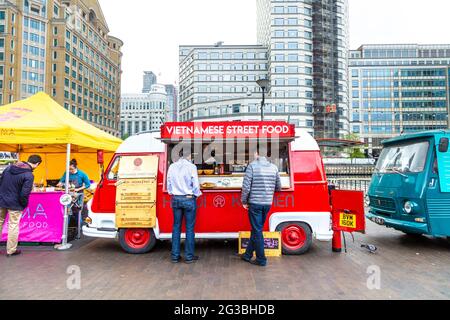 Hanoi Kitchen Vietnamien Street Food stall dans une camionnette rouge à L'OUEST DE TROTTOIR de l'Inde Quay, Londres, Royaume-Uni Banque D'Images