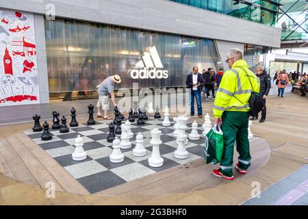 Des joueurs d'échecs au centre commercial Westfield Stratford, Stratford, Londres, Royaume-Uni Banque D'Images