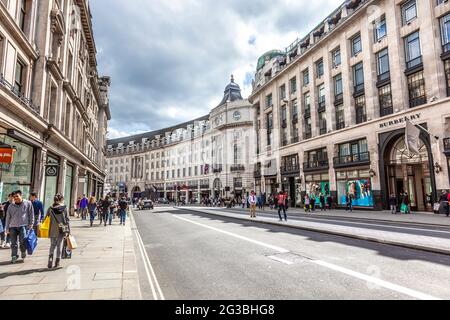 Les clients qui se prominent dans Regent Street, dans le centre de Londres, au Royaume-Uni Banque D'Images