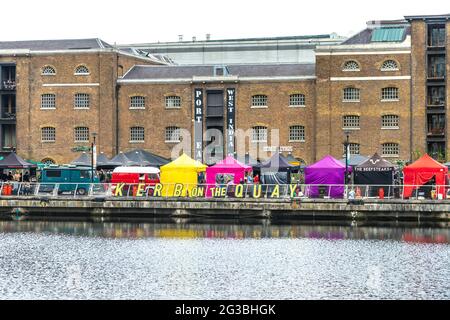 Street food stands le long de North Dock à L'OUEST DE TROTTOIR West India Quay, Londres, Royaume-Uni Banque D'Images