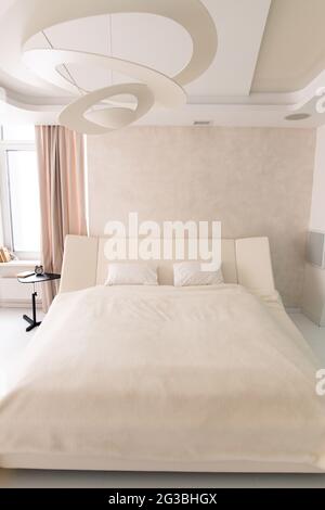 Intérieur de la chambre blanche luxueuse avec grand lit Banque D'Images