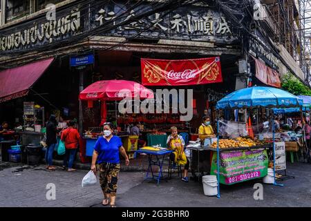 Une scène de rue animée dans Chinatown, Bangkok, Thaïlande. Banque D'Images