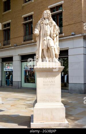 LONDON CHELSEA KINGS ROAD STATUE DE HANS SLOANE SUR LA PLACE DUKE OF YORK Banque D'Images