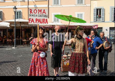Rome, Italie 14/06/2021: Des artistes manifestent sur la Piazza Campo de Fiori pour demander une révision des règlements municipaux afin d'encourager l'art de la rue © Andrea Sabbadini Banque D'Images