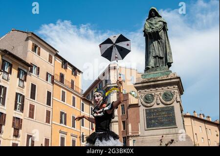 Rome, Italie 14/06/2021: Des artistes manifestent sur la Piazza Campo de Fiori pour demander une révision des règlements municipaux afin d'encourager l'art de la rue © Andrea Sabbadini Banque D'Images