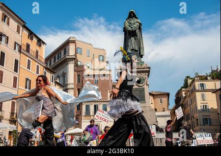 Rome, Italie 14/06/2021: Des artistes manifestent sur la Piazza Campo de Fiori pour demander une révision des règlements municipaux afin d'encourager l'art de la rue © Andrea Sabbadini Banque D'Images