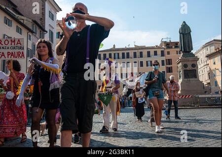Rome, Italie 14/06/2021: Des artistes manifestent sur la Piazza Campo de Fiori pour demander une révision des règlements municipaux afin d'encourager l'art de la rue © Andrea Sabbadini Banque D'Images