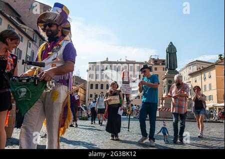 Rome, Italie 14/06/2021: Des artistes manifestent sur la Piazza Campo de Fiori pour demander une révision des règlements municipaux afin d'encourager l'art de la rue © Andrea Sabbadini Banque D'Images