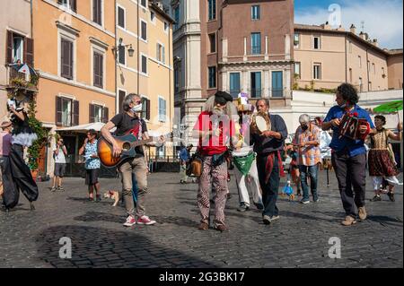 Rome, Italie 14/06/2021: Des artistes manifestent sur la Piazza Campo de Fiori pour demander une révision des règlements municipaux afin d'encourager l'art de la rue © Andrea Sabbadini Banque D'Images
