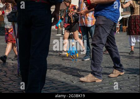 Rome, Italie 14/06/2021: Des artistes manifestent sur la Piazza Campo de Fiori pour demander une révision des règlements municipaux afin d'encourager l'art de la rue © Andrea Sabbadini Banque D'Images
