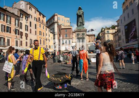 Rome, Italie 14/06/2021: Des artistes manifestent sur la Piazza Campo de Fiori pour demander une révision des règlements municipaux afin d'encourager l'art de la rue © Andrea Sabbadini Banque D'Images