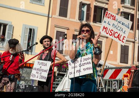 Rome, Italie 14/06/2021: Des artistes manifestent sur la Piazza Campo de Fiori pour demander une révision des règlements municipaux afin d'encourager l'art de la rue © Andrea Sabbadini Banque D'Images