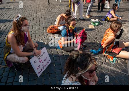 Rome, Italie 14/06/2021: Des artistes manifestent sur la Piazza Campo de Fiori pour demander une révision des règlements municipaux afin d'encourager l'art de la rue © Andrea Sabbadini Banque D'Images