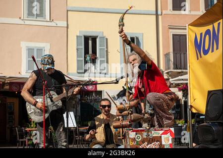 Rome, Italie 14/06/2021: Des artistes manifestent sur la Piazza Campo de Fiori pour demander une révision des règlements municipaux afin d'encourager l'art de la rue © Andrea Sabbadini Banque D'Images