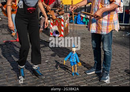 Rome, Italie 14/06/2021: Des artistes manifestent sur la Piazza Campo de Fiori pour demander une révision des règlements municipaux afin d'encourager l'art de la rue © Andrea Sabbadini Banque D'Images