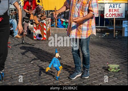 Rome, Italie 14/06/2021: Des artistes manifestent sur la Piazza Campo de Fiori pour demander une révision des règlements municipaux afin d'encourager l'art de la rue © Andrea Sabbadini Banque D'Images