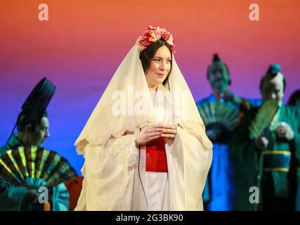 Natalya Romaniw (CIO-CIO-San / Madame Butterfly) dans MADAME BUTTERFLY par Puccini à l'Opéra national anglais (ENO), London Coliseum, Londres WC2 26/02/2020 musique: Giacomo Puccini libretto: Luigi Ilica et Giuseppe Giacoma chef: Martyn Brabbins Puppetry: Blind Summit Puppetry Set: Michael Levine Theatre: Éclairage: Peter Mumford Directeur associé et chorégraphe original: Carolyn Choa Directeur original: Anthony Minghella Directeur du renouveau: Glenn Sheppard Banque D'Images