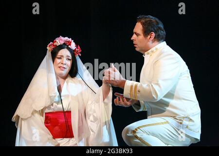 Natalya Romaniw (CIO-CIO-San / Madame Butterfly), Dimitri Pittas (lieutenant F.B. Pinkerton) dans MADAME BUTTERFLY par Puccini à l'Opéra National Anglais (ENO), London Coliseum, Londres WC2 26/02/2020 musique: Giacomo Puccini libretto: Luigi Ilica et Giuseppe Giacoma chef: Martyn Brabbins marippetry: Blind Summit Theatre Set design: Michael Levine costumes: Han Feng marippetry: Blind Theatre: Blind Theatre: Peter Mumford Directeur associé et chorégraphe original: Carolyn Choa Directeur original: Anthony Minghella Directeur du renouveau: Glenn Sheppard Banque D'Images