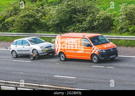 Fourgonnette RAC, autoroute, voies de circulation, dépannage d'urgence 24 heures sur 24, équipement de remorquage, panne 2000 Ford Focus Zetec TD Di Banque D'Images