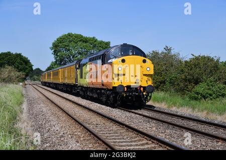 Colas Rail classe 37 travaillant un train d'essai ferroviaire sur la ligne South Staffs près de Lichfield Staffordshire Banque D'Images