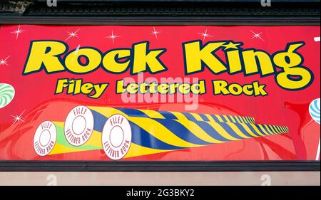 Rock King enseigne qui vend le «Letbtered Rock» à Filey, dans le nord du Yorkshire. Filey est une ville côtière sur la côte nord-est du Yorkshire. Un populaire h Banque D'Images