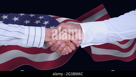 Composition de deux hommes d'affaires qui se brandient sur un drapeau américain sur fond noir Banque D'Images
