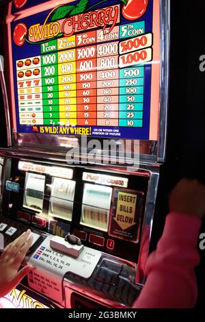 Misez sur une machine à sous sur le ferry de Stena Line Stena Nautica. Banque D'Images