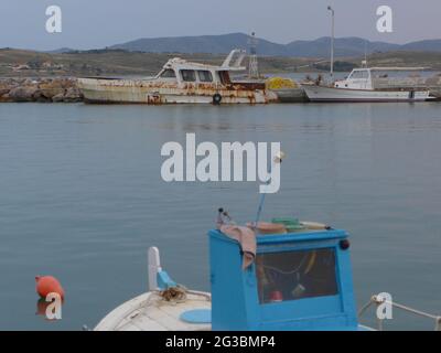 Bateaux de pêche grecs sur l'île de Lemnos Banque D'Images