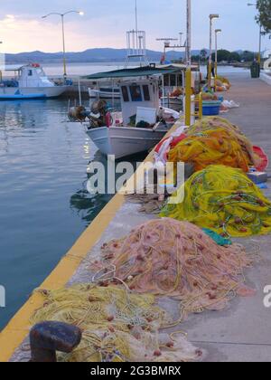 Bateaux de pêche grecs sur l'île de Lemnos Banque D'Images