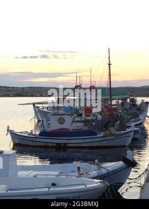 Bateaux de pêche grecs sur l'île de Lemnos Banque D'Images