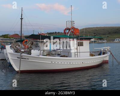 Bateaux de pêche grecs sur l'île de Lemnos Banque D'Images