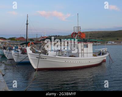 Bateaux de pêche grecs sur l'île de Lemnos Banque D'Images